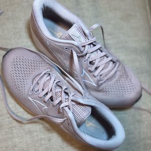 Women’s 8.5 Mizuno Wave Rider 25 Running Shoe in Pale lilac/white - Like new!